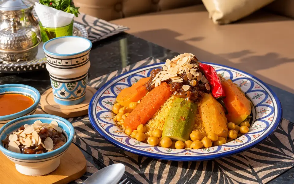 Couscous accompagné de tfaya et de lben