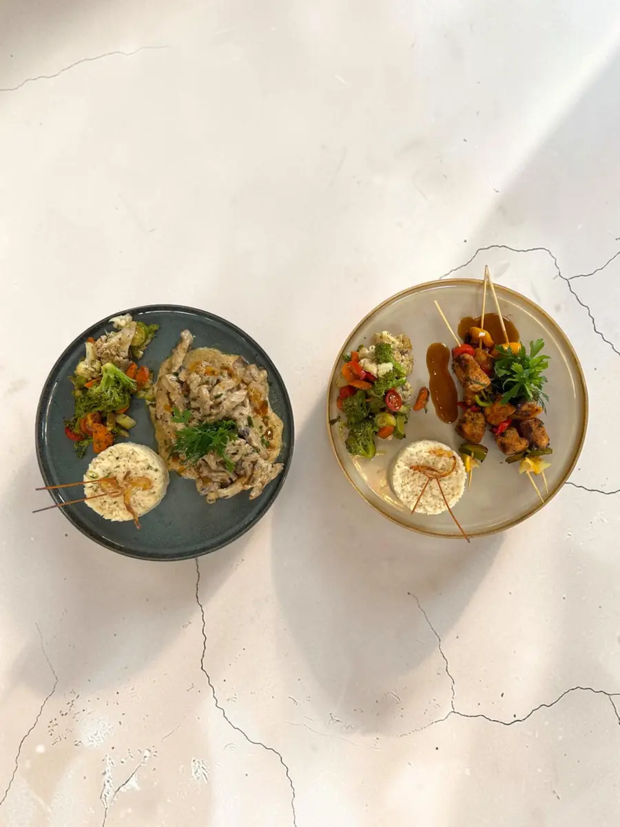 Émincé et brochettes de poulet — photos des plats de Pensée