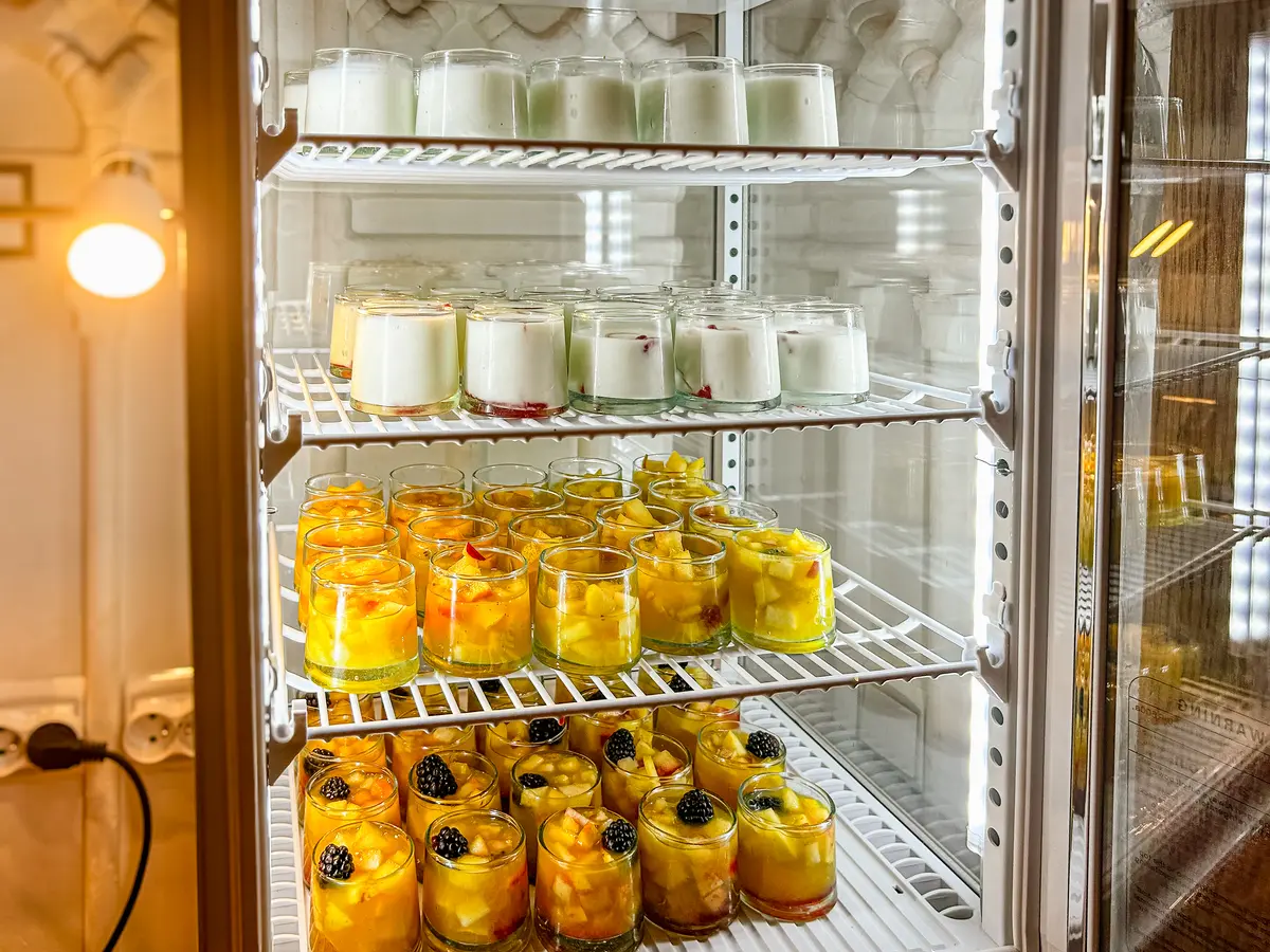 Pensée buffet display with fruit salad and homemade yogurt